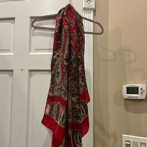 Multicolored scarf.